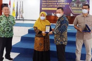 Rektor Uniku saat memberikan cinderamata usai kegiatan Pendampingan Usulan Jabatan Akademik Dosen dan Pengisian SISTER.